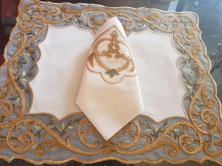 Gold Place Mat with Napkins